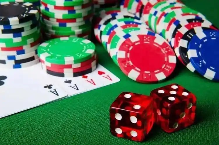Antarmuka meja blackjack vonza383 menampilkan pilihan taruhan, statistik dealer, dan riwayat tangan